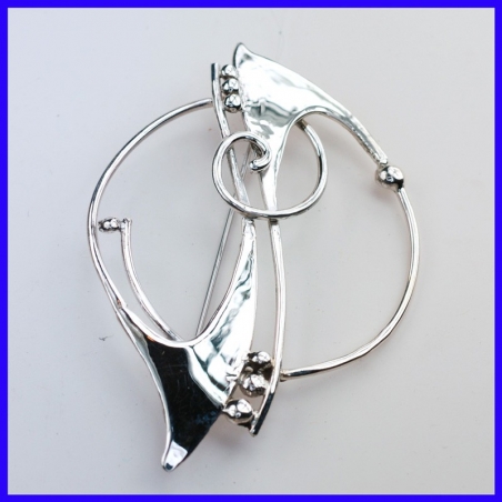 Art deco inspired brooch in silver. Jewel of a handmade designer.