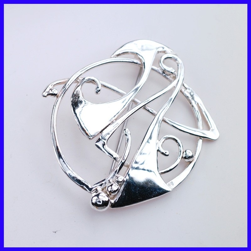 Broche fantaisie en argent pur. Bijou de créateur fait-main.