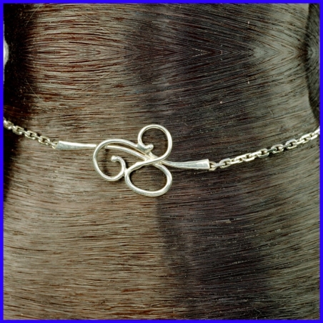 Silver ankle chain with a fine pattern. Original jewel made by hand.