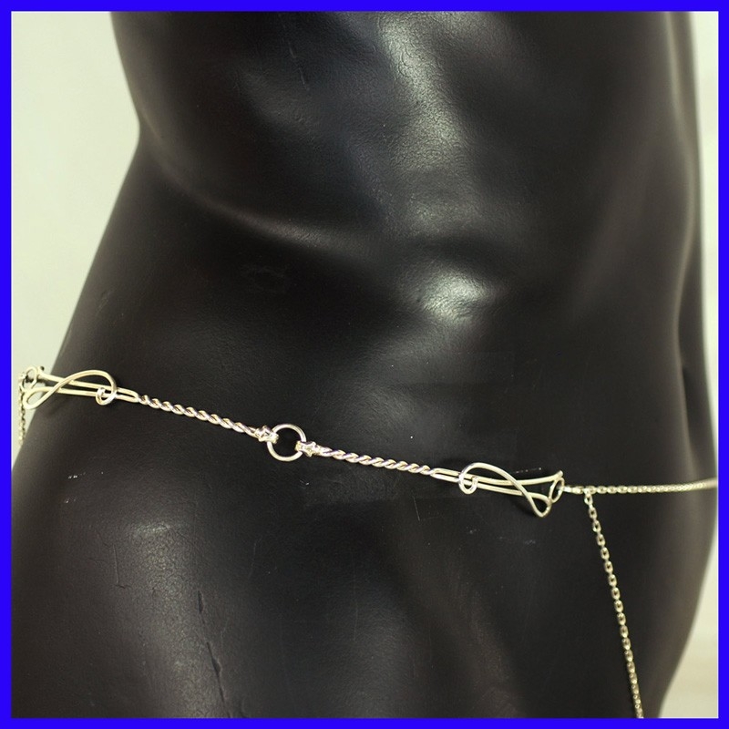 Thin silver cutting chain with pattern. Sensual jewel to refine your silhouette.