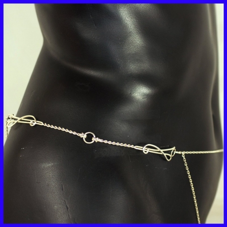 Thin silver cutting chain with pattern. Sensual jewel to refine your silhouette.