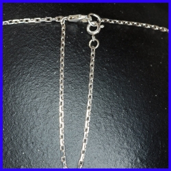 Thin silver cutting chain with pattern. Sensual jewel to refine your silhouette.