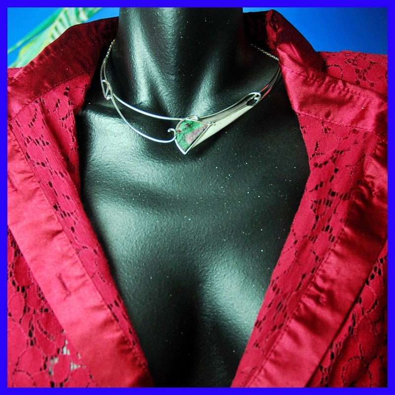 Collier en argent pur avec un rubis zoisite. Bijou de créateur fait main.