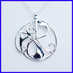 Pendentif en argent pur aux formes circulaires. Bijou de créateur fait-main