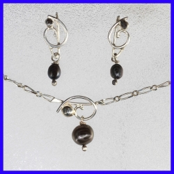 Ensemble collier boucles d’oreille argent artisanale.