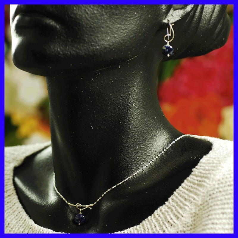 Ensemble collier boucles d’oreille argent artisanale.