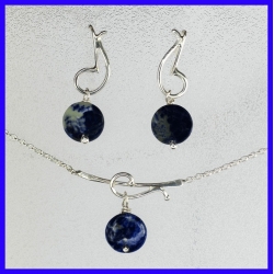 Ensemble collier boucles d’oreille argent artisanale.