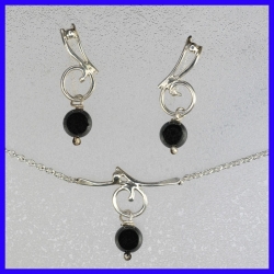 Parure collier boucles d’oreille argent de créateur.