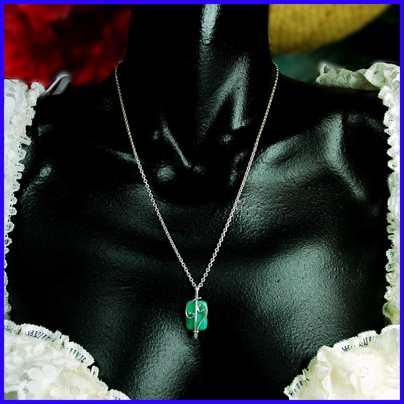 Pendentif en argent pur et Chrysoprase. Bijou de créateur fait main