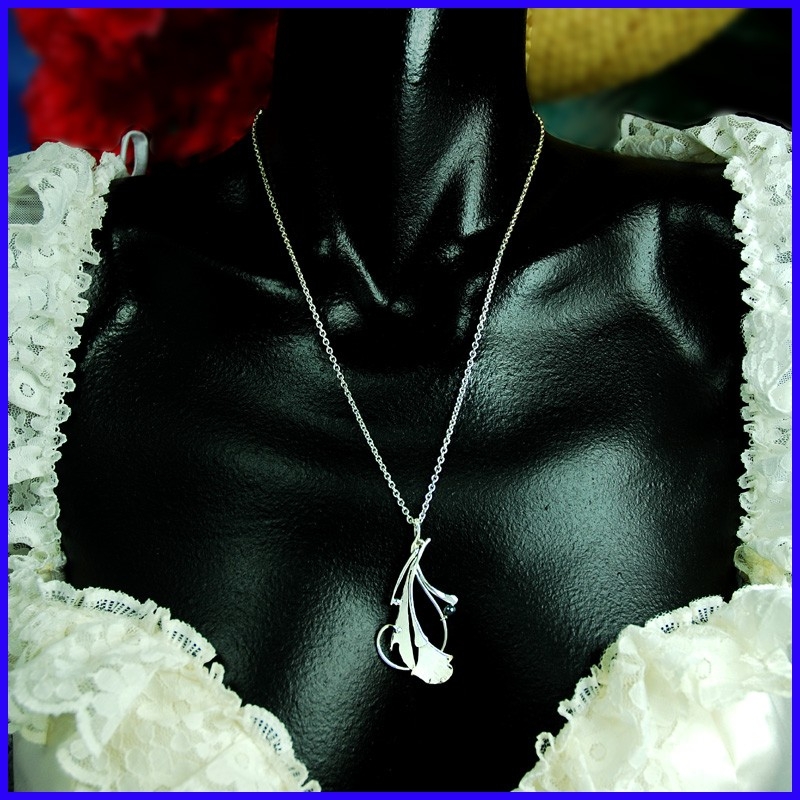 Pendentif feuille en argent et onyx. Bijou de créateur fait main.