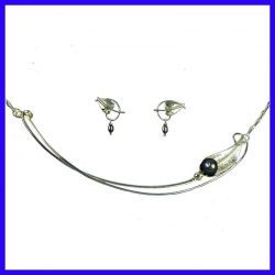 Ensemble collier et boucles d’oreilles fleur d’anthurium. Bijou de créateur fait main.