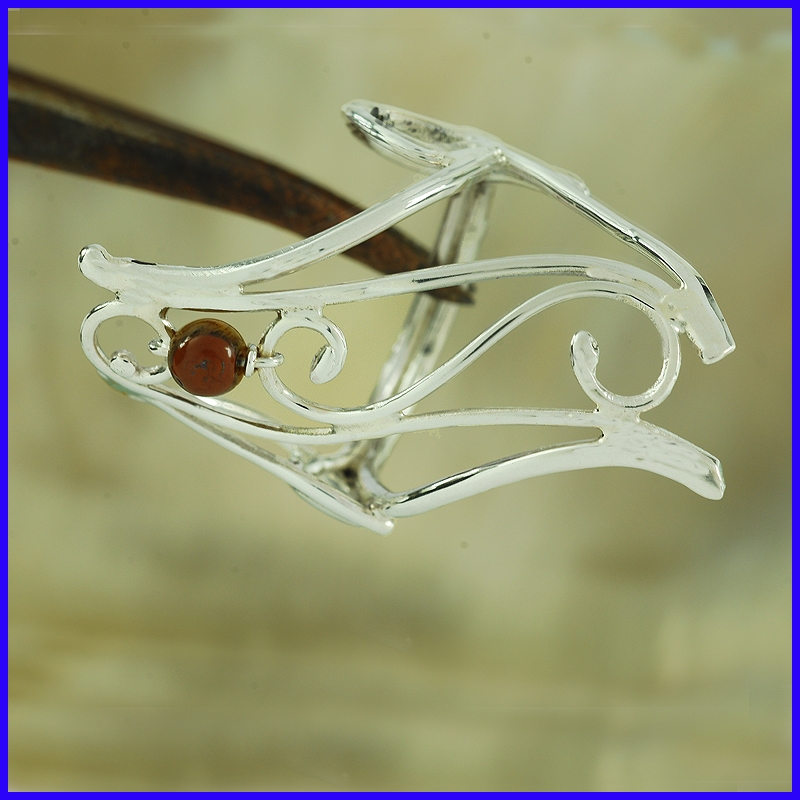 Bague argent œil de boeuf fait main. Bijou de créateur et artisanal Bague argent œil de boeuf fait main. Bijou de créateur et artisanal