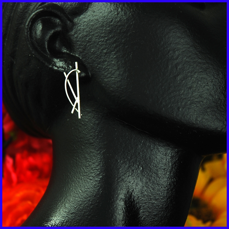 Boucles d’oreilles triangles argent. Bijou de créateur et artisanale.