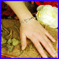Bracelet en argent faite main Bijou de créateur et artisanal unique.