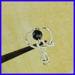 Bague en argent fait main. Bijou de créateur et artisanal exemplaires
