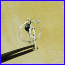 Bague en argent fait main. Bijou de créateur et artisanal exemplaires