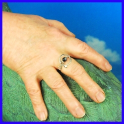 Bague en argent fait main. Bijou de créateur et artisanal exemplaires