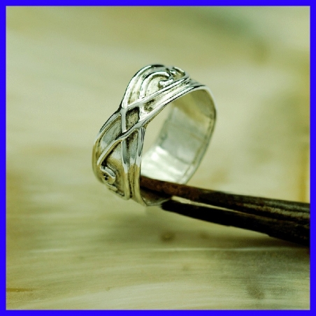 Anneau en argent pour homme crée par un artisan bijoutier en argent massif. Ce bijou original est limité à 8 exemplaires.