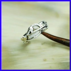 Bague serpent en argent pour homme crée par un artisan bijoutier en argent massif.