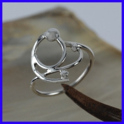 Bague en argent  et faite-main. Bijou de créateur et artisanal.