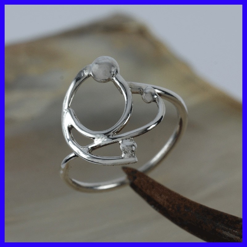 Bague en argent  et faite-main. Bijou de créateur et artisanal.