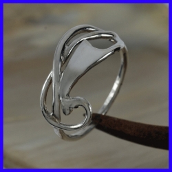 Bague en argent  et faite-main. Bijou de créateur.