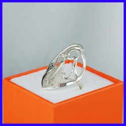 Bague en argent massif et faite-main. Bijou pour femme artisanal.