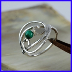 Bague en argent et Malachite et faite-main. Bijou de créateur et artisanal.