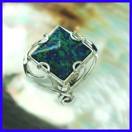 Bague en argent et une lazurite malachite, faite main. Bijou de créateur et artisanal.