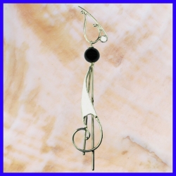 Boucles d'oreilles pendantes en argent avec perles d’Onyx.