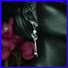 Paire de boucles d’oreilles pendantes en argent surmontées de Howlite.. Bijou fait main.