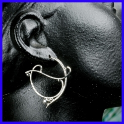 Paire de boucles d’oreilles créole en argent. Bijoux de créateur pour femme.