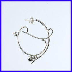 Paire de boucles d’oreilles créole en argent. Bijoux de créateur pour femme.