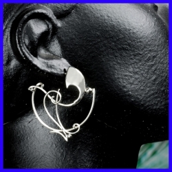 Paire de boucles d’oreilles créole en argent. Bijoux de créateur pour femme.