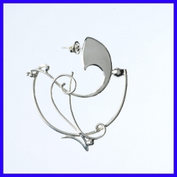 Paire de boucles d’oreilles créole en argent. Bijoux de créateur pour femme.