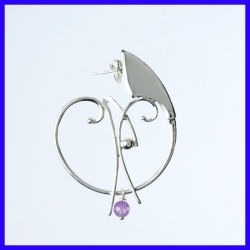 Boucles d’oreille créoles en argent ornées d’une Améthyste. Bijoux de créateur pour femme.