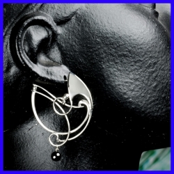 Silver creole earrings decorated with an Onyx. Creator jewellery.