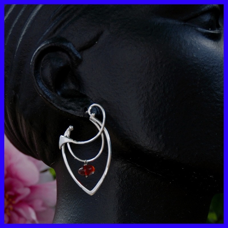 Creole earrings in silver and decorated with a cornelian.