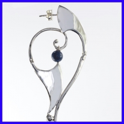 Boucles d’oreille créoles en argent ornées d’une Sodalite. Bijoux de créateur pour femme.