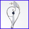 Boucles d’oreille créoles en argent ornées d’une Sodalite. Bijoux de créateur pour femme.