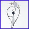 Boucles d’oreille créoles en argent ornées d’une Sodalite. Bijoux de créateur pour femme.