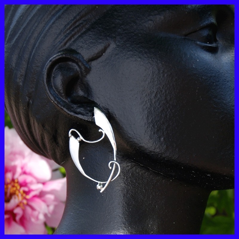 Paire de boucles d’oreilles créole en argent. Bijoux de créateur pour femme. Paire de boucles d’oreilles créole en argent. Bijoux de créateur pour femme.