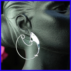 Boucles d’oreilles créoles pour femme. Bijoux fantaisies faits-main en argent.