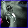 Boucles d’oreilles créoles pour femme. Bijoux fantaisies faits-main en argent.