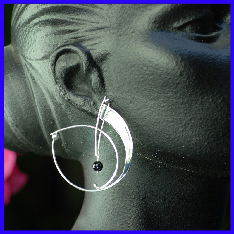 Paire de boucles d’oreilles créole en argent avec Onyx. Bijoux de créateur pour femme.