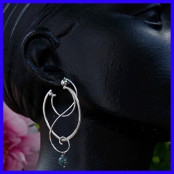 Boucles d’oreilles  elfique en argent ornée d'une agate mousse.Bijoux de créateur pour femme.