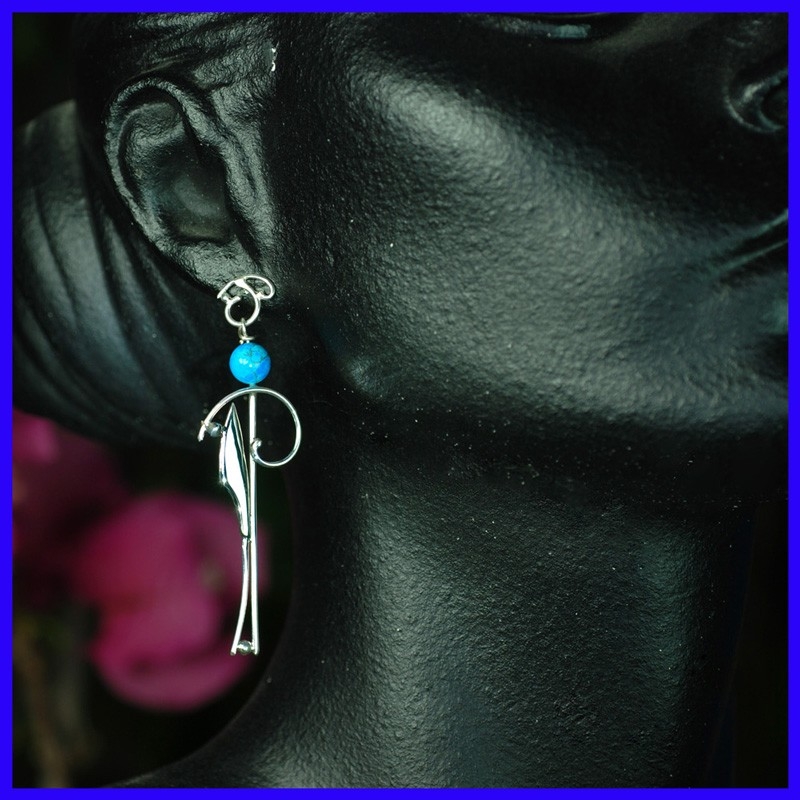 Boucles d'oreilles pendantes en argent avec perles en Turquoise. Bijoux faits-main.