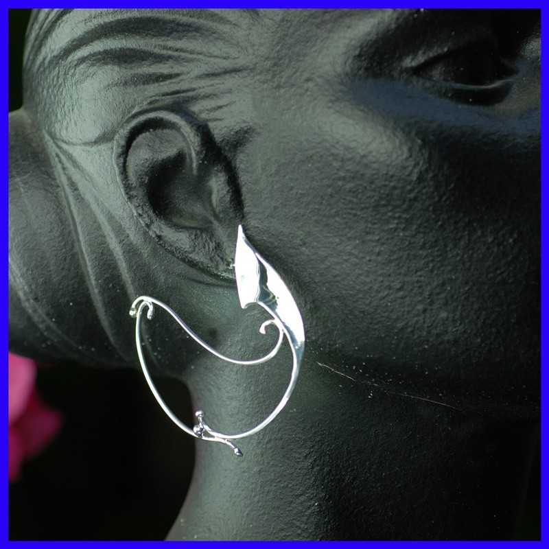 Paire de boucles d’oreilles en argent faites-main. Bijoux de créateur en petite série